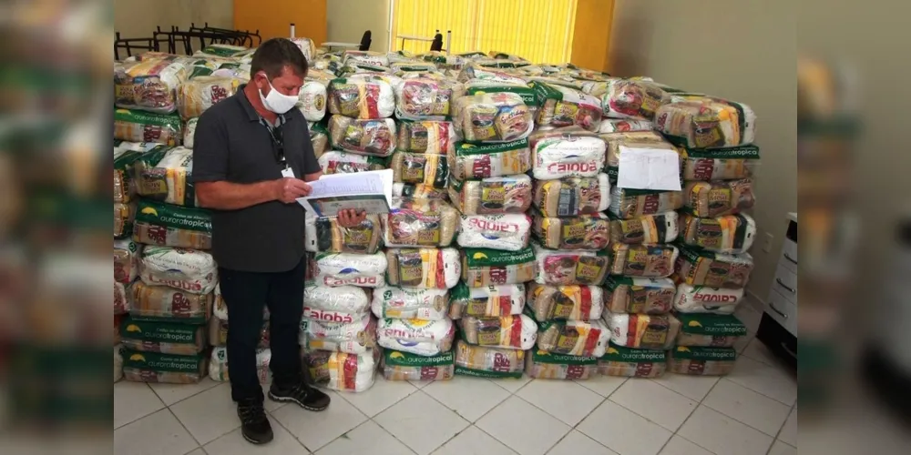 Desde a semana passada, o Estado está distribuindo cestas básicas para comunidades quilombolas, indígenas, ciganos, pescadores artesanais, caiçaras e faxinalenses.  