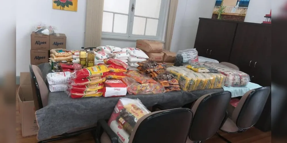 Desde março foi possível distribuir a entrega de cerca de 16 ml kits/cestas na cidade