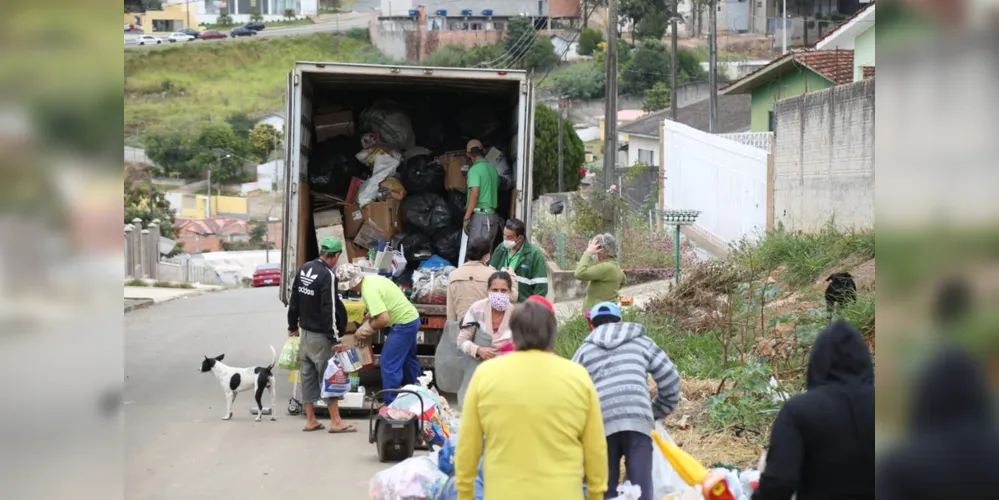 Programa já atendeu mais de 16 mil pessoas, trocando materiais descartáveis por alimentos