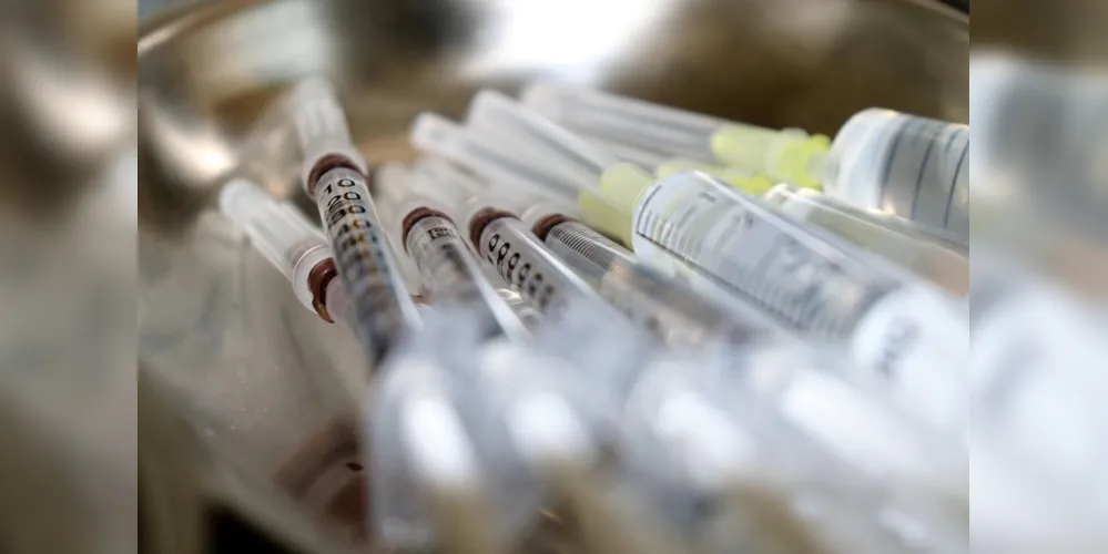 De acordo com a Anvisa, em nota publicada em seu portal na internet, a vacina falsificada é vendida na apresentação frasco-ampola multidose