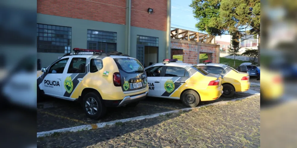Dois carros recuperados pela PM foram entregues na 13ª SDP para serem periciados