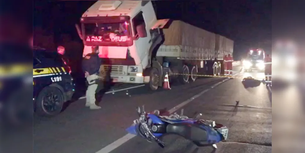 Vítima pilotava moto que bateu contra caminhão parado na rodovia