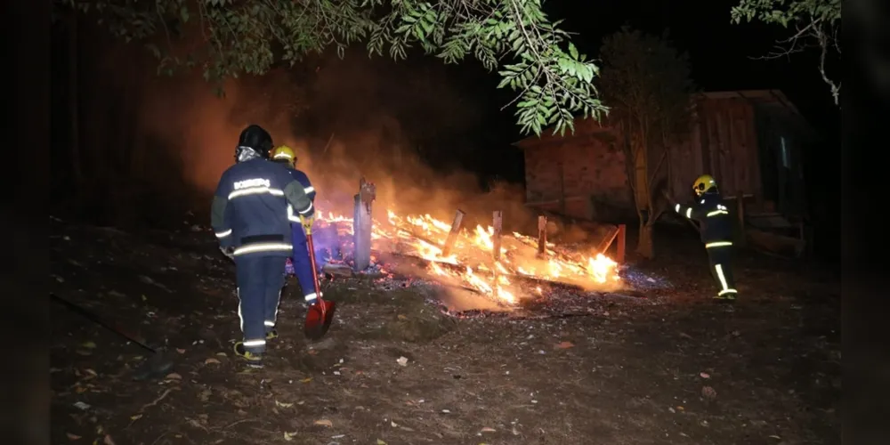 Imagem ilustrativa da imagem Incêndio destrói casa em vila de Ponta Grossa