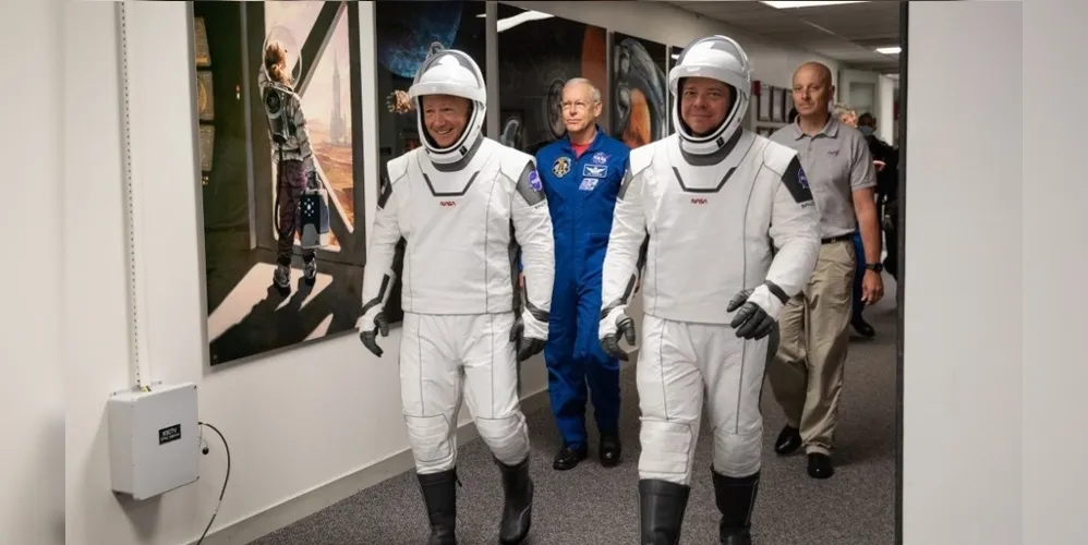 Os astronautas da Nasa Douglas Hurley e Robert Behnken provam a vestimenta da missão