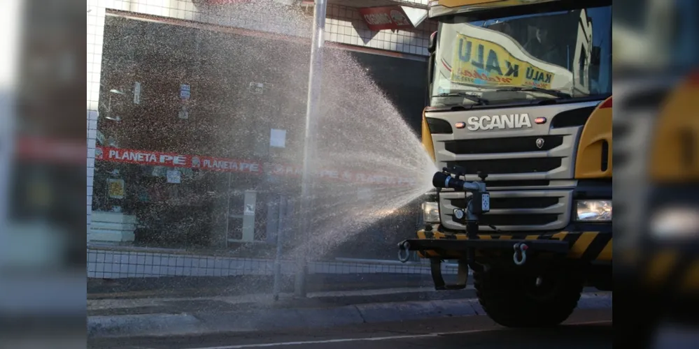 Caminhão de combate ao coronavírus faz a desinfecção em ruas da cidade