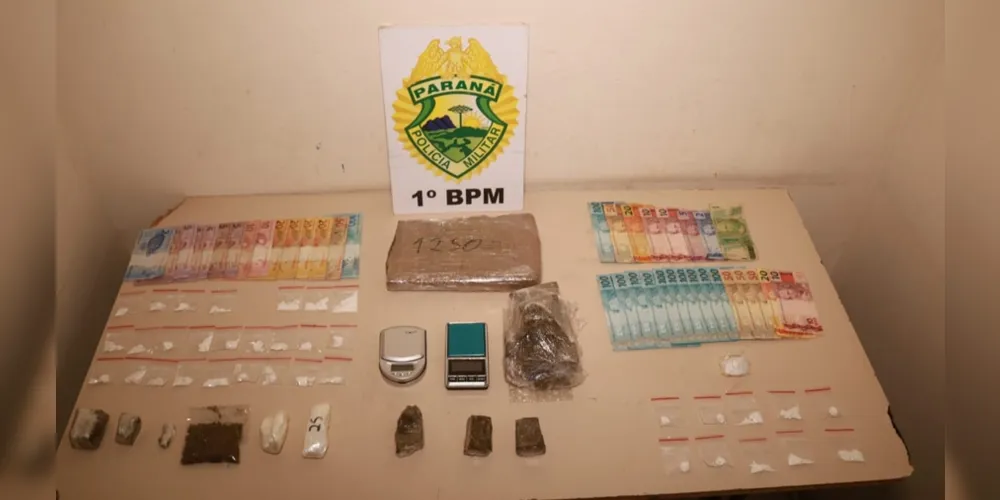 Polícia apreendeu dezenas de porções de maconha e cocaína já preparadas para serem vendidas