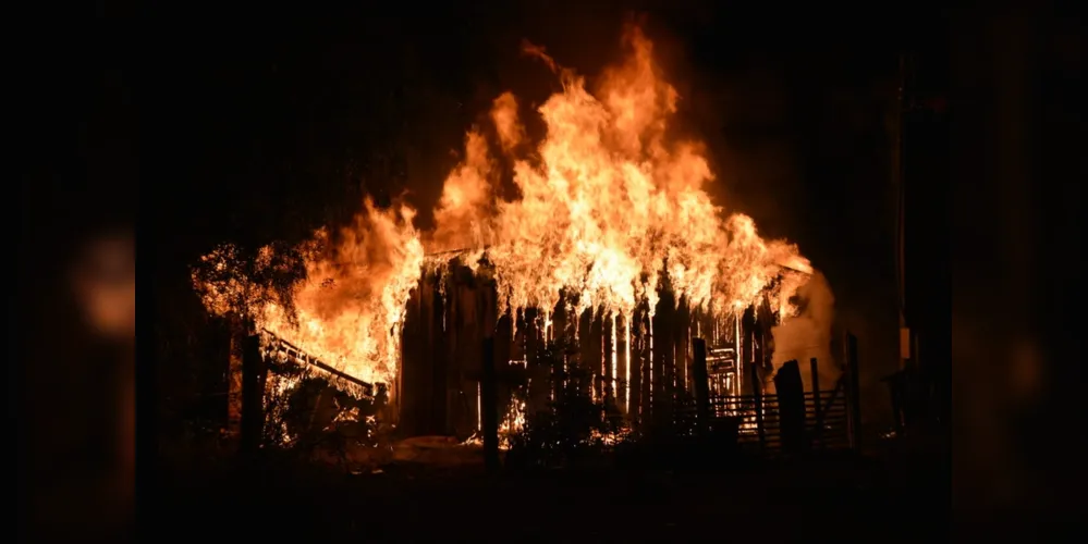 Imagem ilustrativa da imagem Incêndio destrói residência no Jd. Ponta-grossense