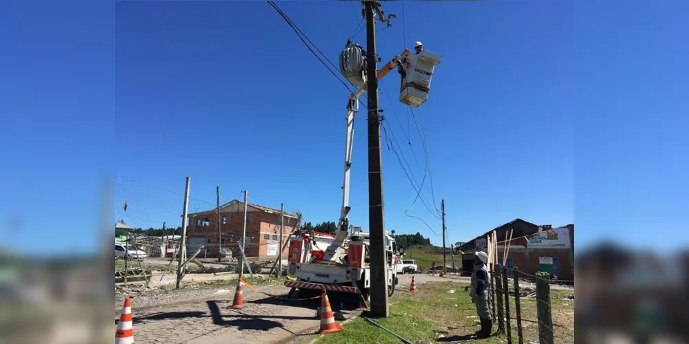 Pelo menos 1,2 milhão de unidades consumidoras da Copel ficaram sem energia elétrica no Estado, quase dois terços delas em Curitiba, Região Metropolitana e no Litoral.