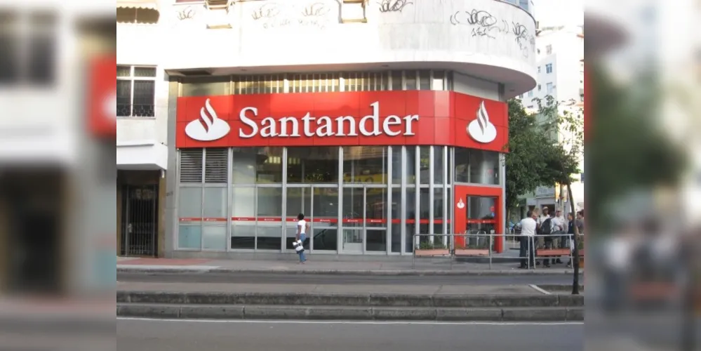 O Santander é o único dos cinco maiores bancos do país (que também contam com Banco do Brasil, Bradesco, Caixa e Itaú) a demitir.