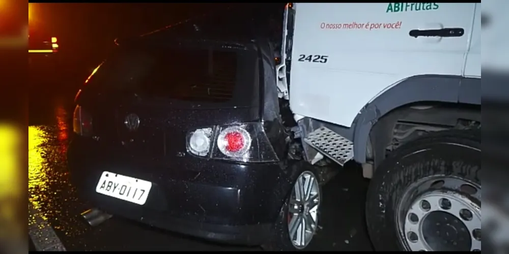 Imagem ilustrativa da imagem Batida entre carro e caminhão deixa ferido em PG