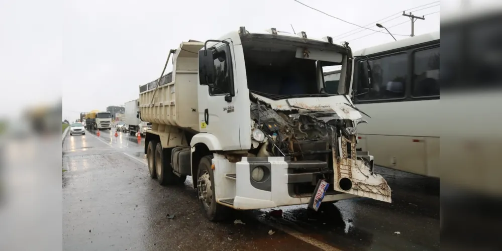 Imagem ilustrativa da imagem Batida envolve dois caminhões na PR-151 no Boa Vista