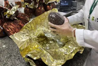 Ovos de chocolate, bombons, demais chocolates, colombas ou qualquer produto embalado deve apresentar, de forma clara, a indicação do peso líquido na sua embalagem