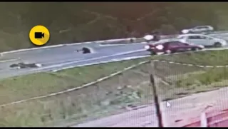 Imagem ilustrativa da imagem Motociclista bate contra carro e ‘voa’  para outra pista