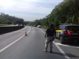 De acordo com a Polícia Rodoviária Federal (PRF), o veículo seguia em direção a Curitiba.