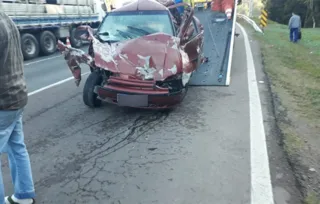 Batida aconteceu no começo da manhã desta quinta-feira e deixou motorista ferido