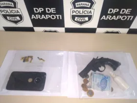 Durante cumprimento dos mandados, policiais encontraram drogas, munições e réplica de revólver