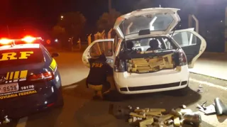 Droga era transportava em carro clonado; motorista conseguiu fugir
