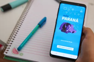 Aulas podem ser acessadas pela TV aberta, Youtube, no aplicativo Aula Paraná, no Google Classroom e com a retirada de conteúdos nas escolas.