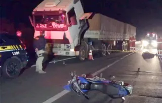 Vítima pilotava moto que bateu contra caminhão parado na rodovia