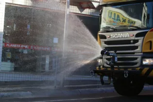 Caminhão de combate ao coronavírus faz a desinfecção em ruas da cidade