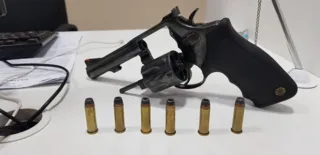 Durante a ação foi encontrado um revólver calibre 38 com seis munições