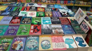 O projeto Amigos da Leitura está no mercado desde 2010, tendo aproximadamente 700 opções de livros infantis e adultos com preços a partir de R$ 5.