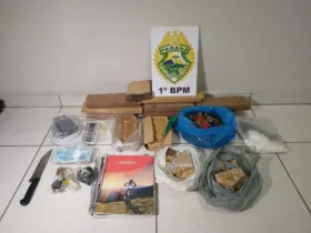 No local foi encontrado maconha, cocaína, crack, haxixe, além de dinheiro e um caderno com anotações do tráfico