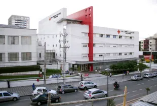 Aumento no número de casos traz reflexos nos leitos dos hospitais de Curitiba e de Paranaguá