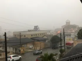 Imagem ilustrativa da imagem Chuva chega forte e dia vira noite em Ponta Grossa