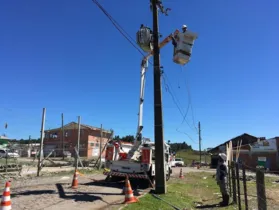Pelo menos 1,2 milhão de unidades consumidoras da Copel ficaram sem energia elétrica no Estado, quase dois terços delas em Curitiba, Região Metropolitana e no Litoral.