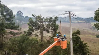 Eletricistas da Copel religam maior parte das unidades consumidoras atingidas no Paraná