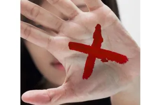 Com um “X” em vermelho na palma da mão, feito com caneta ou até mesmo um batom, a mulher que sofre violência pode alertar os atendentes das redes de farmácias participantes