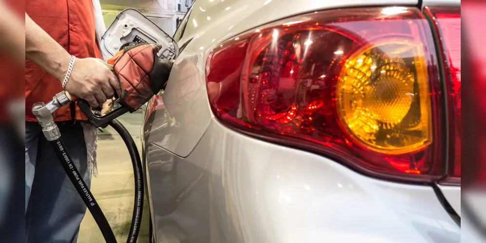 A gasolina, que em maio era vendida por R$ 3,763 o litro, teve um acréscimo de 4,7% e foi encontrada nos postos ao preço médio de R$ 3,940.