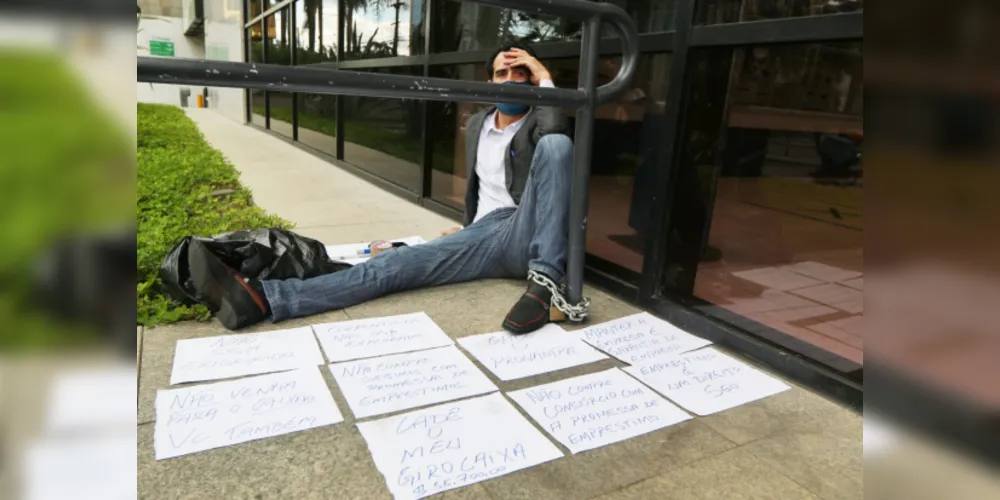 Imagem ilustrativa da imagem Empresário se acorrenta a agência bancária em protesto