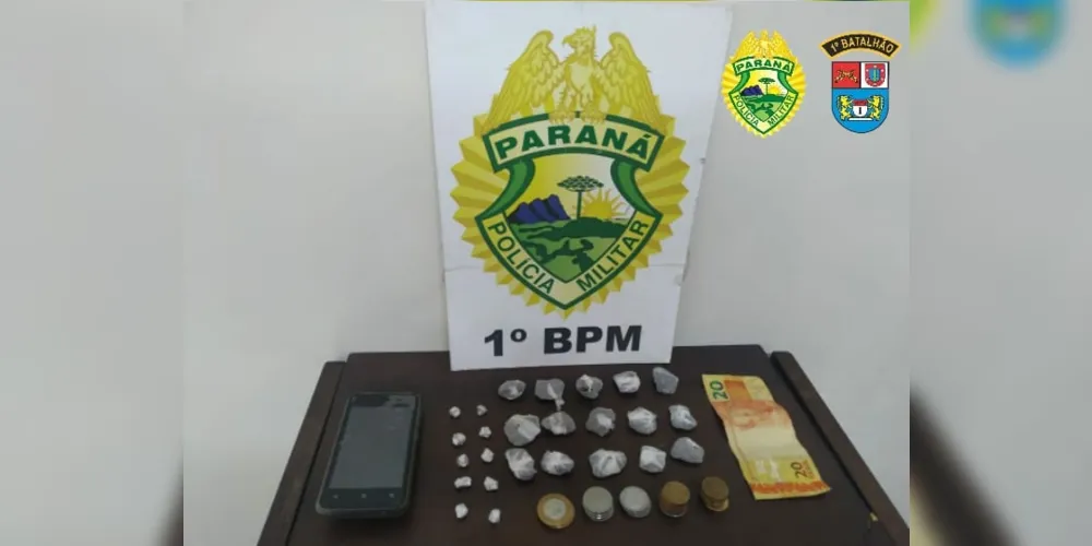 Além da droga, polícia encontrou balança e dinheiro que seria fruto da venda de drogas