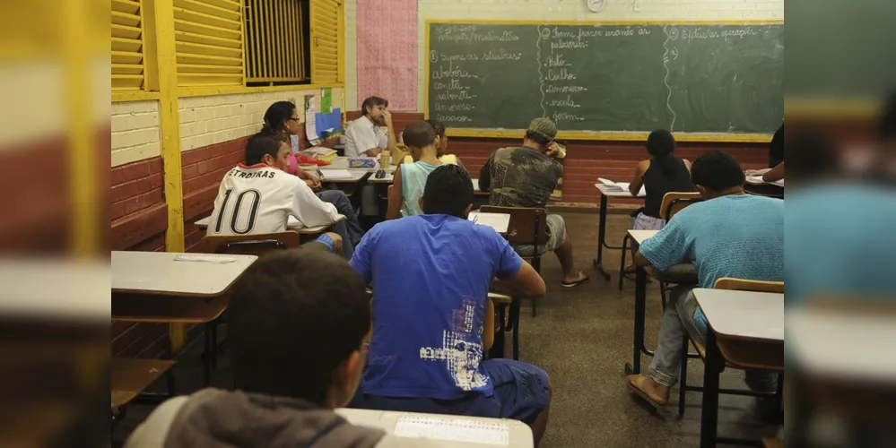 No Brasil, a proporção de pessoas de 25 anos ou mais de idade que terminaram a educação básica obrigatória.