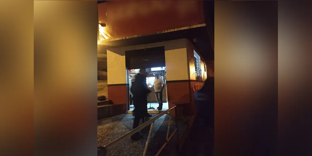 Sete bares foram flagrados abertos após horário fixado em decreto municipal