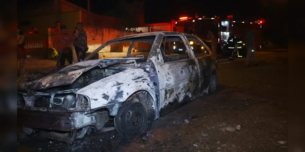 Fogo se espalhou rapidamente e destruiu automóvel no Cará-Cará