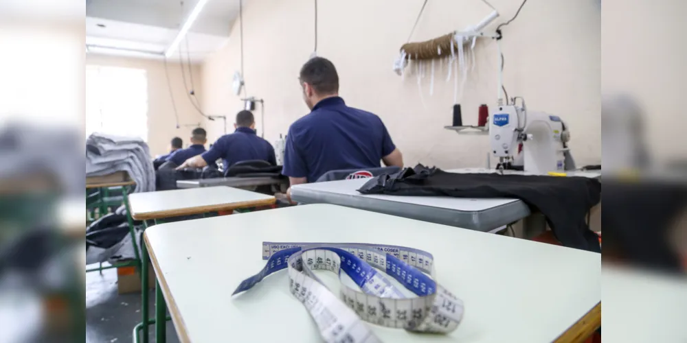 Trabalhos em metalúrgicas, pequenos reparos de elétrica, hidráulica e pintura, além da confecção de roupas e peças de marcenaria, estão entre os trabalhos realizados pelos detentos no Paraná.