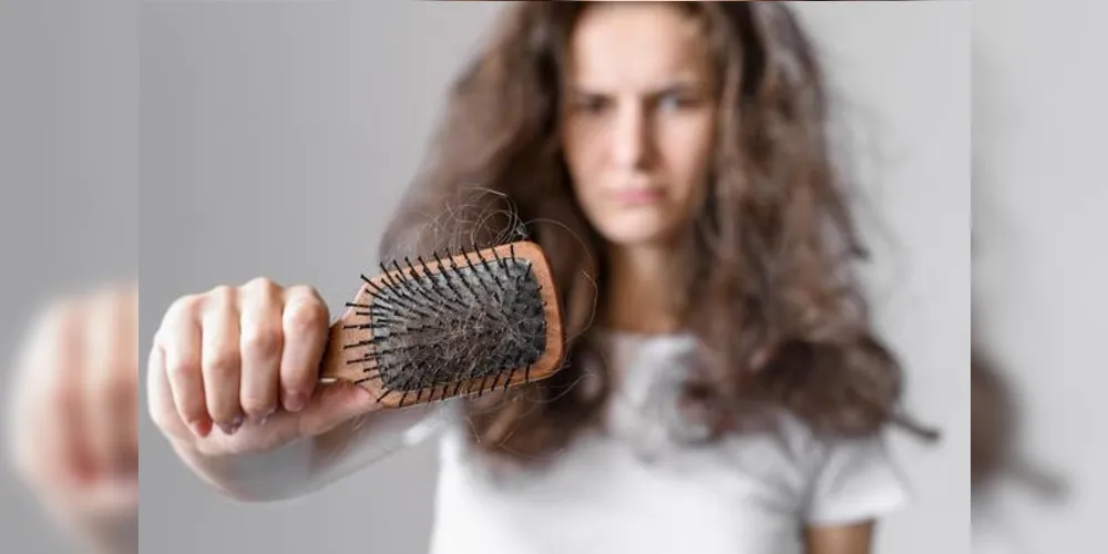 O ressecamento acontece de forma natural. Ele nada mais é do que um desgaste que o cabelo sofre durante o dia a dia.