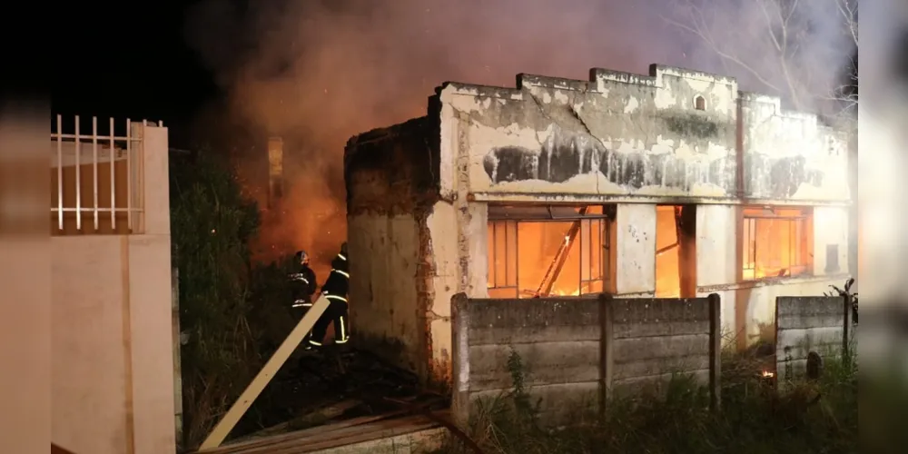 Bombeiros resgataram casal de idosos que estava em casa pegando fogo e resgataram família em casa nos fundos