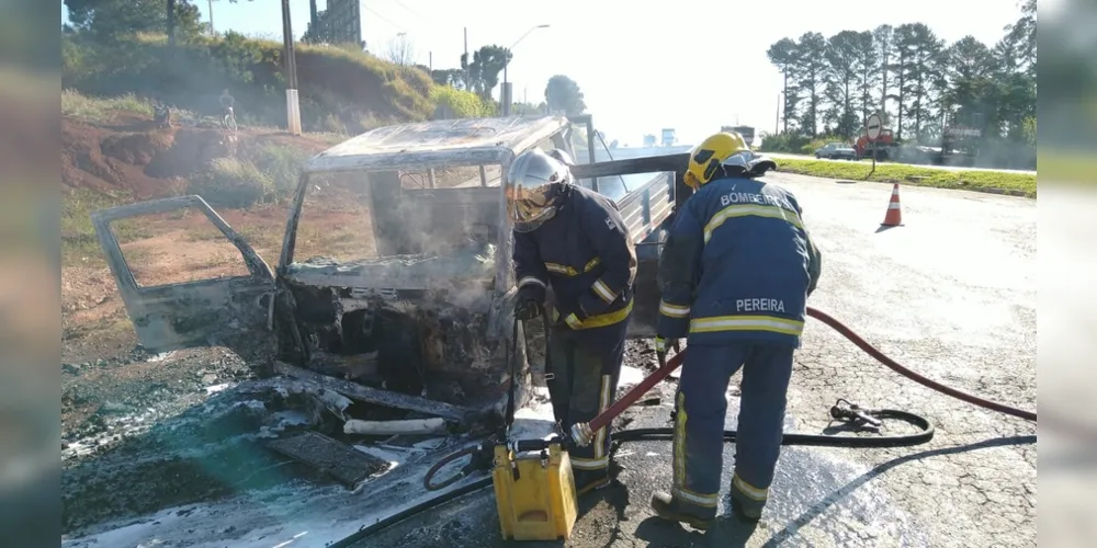 A cabine do Mercedes-Benz MB180 acabou totalmente queimada
