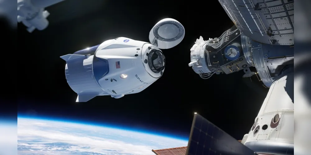Behnken e Hurley decolaram da estação orbital no sábado e retornaram à Terra, na costa de Pensacola, na Flórida, às 14h28 do horário local, depois de viajar 21 horas a bordo da cápsula "Endeavor".