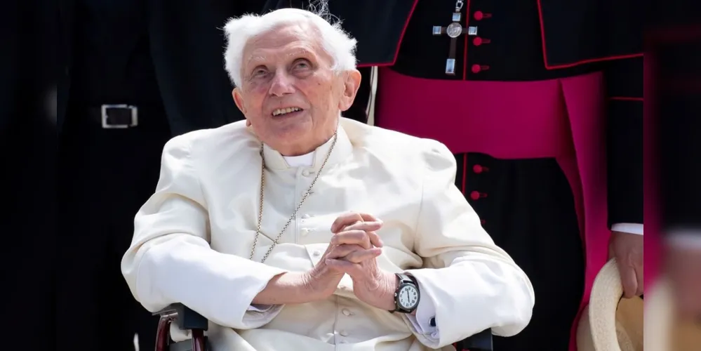Bento XVI, de 93 anos, está bastante frágil e sua voz é praticamente inaudível, disse o autor Peter Seewald ao jornal.