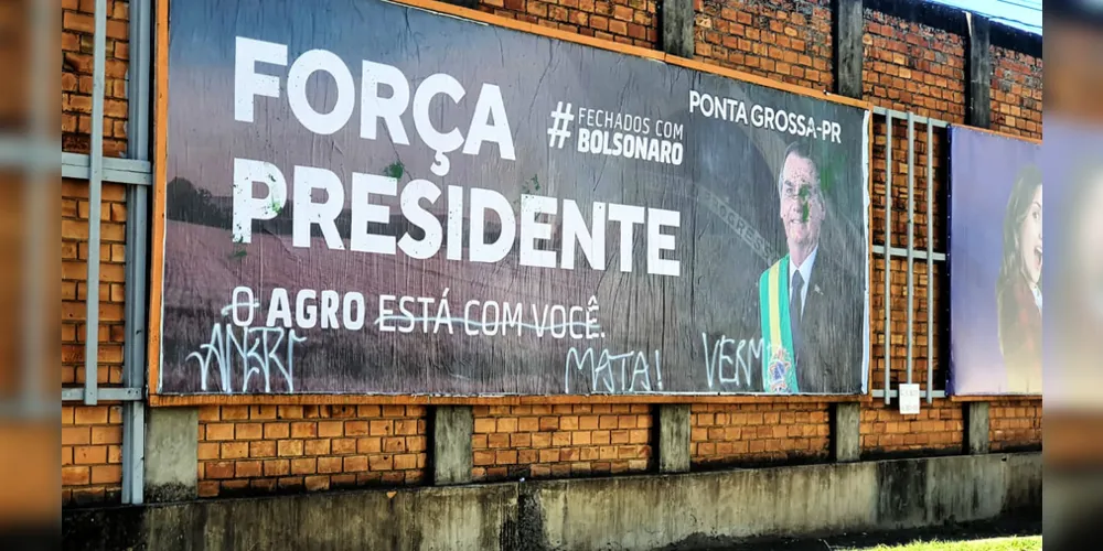 Imagem ilustrativa da imagem Outdoor em apoio a Jair Bolsonaro é pichado