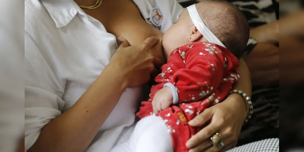 A recomendação do Ministério da Saúde é que a amamentação seja feita da primeira hora de vida até os 2 anos do bebê.