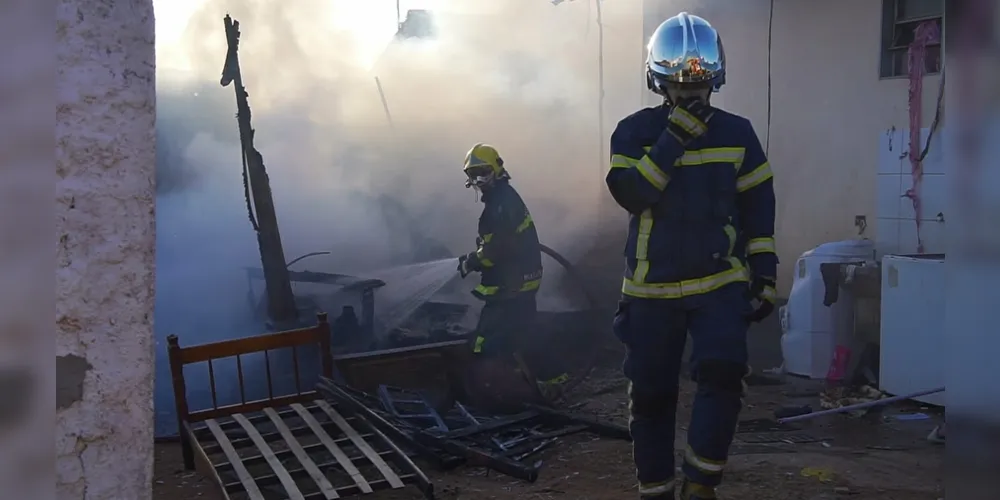 Casa de madeira foi destruída rapidamente pelo fogo, mas bombeiros salvaram outros imóveis