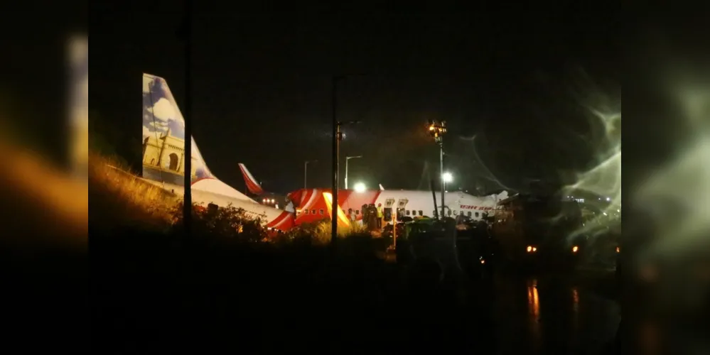 Imagem ilustrativa da imagem Avião se parte em dois durante pouso na Índia e deixa 16 mortos