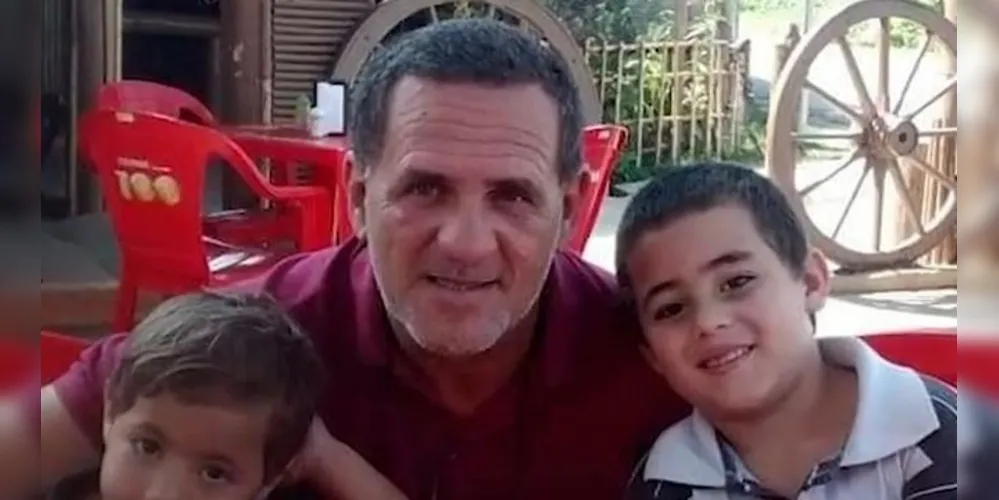 Lucilo Souza Pinto Filho, de 59 anos, pegou os filhos, Samuel Henrique dos Santos Pinto, de 6 anos, e Saulo José dos Santos Pinto, de 4 anos, na casa da mãe para passar o Dia dos Pais.