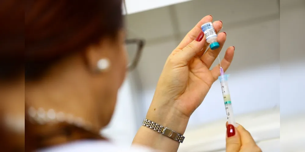 A possibilidade de se “pular” etapas de testes para acelerar a distribuição da vacina e a falta de transparência dos resultados deixam dúvidas sobre sua eficácia. 